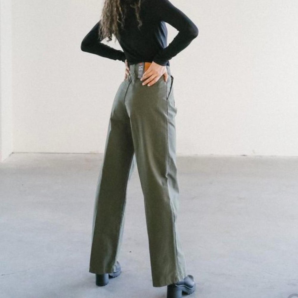 Levi’s Pleated High-Waisted Loose Pant in Olive Green